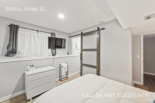 Building Photo - 10965 Gillette-