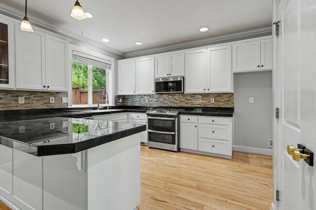 Building Photo - 1321 Chapman Hill Dr NW