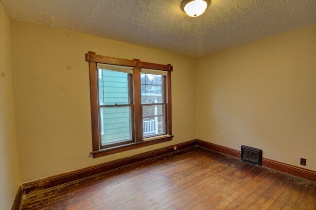 Building Photo - SL AAC907