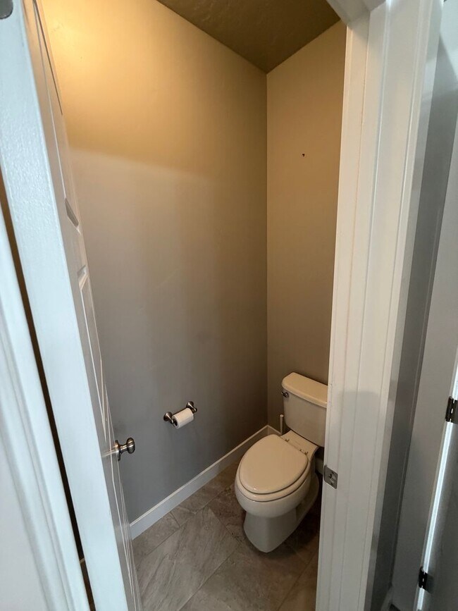 Building Photo - Beautiful 5-Bedroom Home in Lehi - Plenty of Storage!