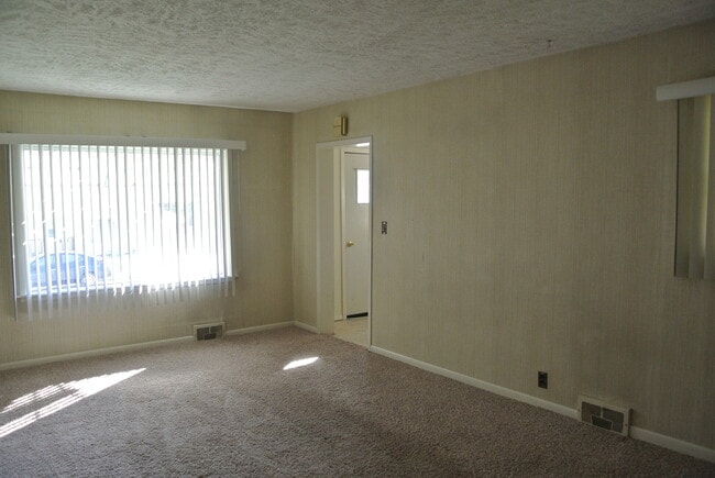 Building Photo - 4 Bedroom House!