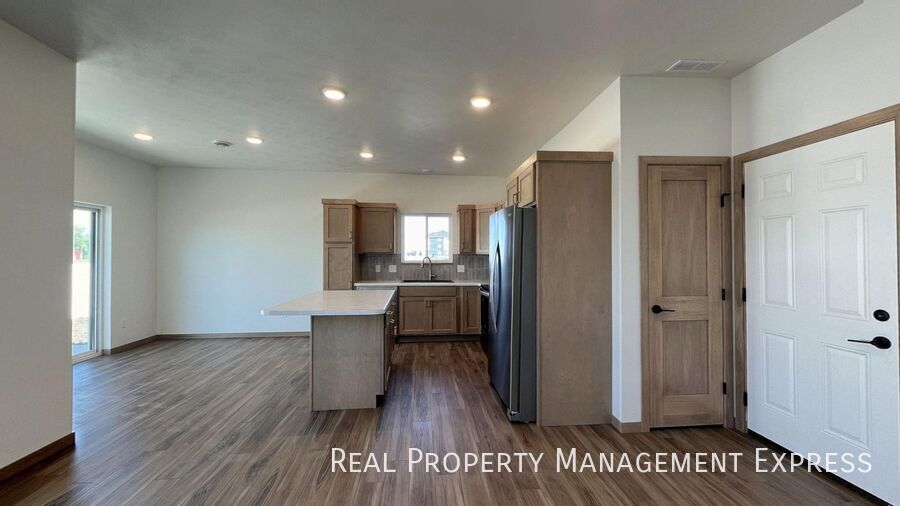 Building Photo - Modern 3 Bed 2.5 Bath Townhome Located in ...