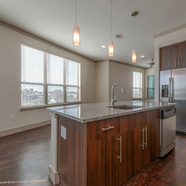 Building Photo - Downtown & $0 Deposits!