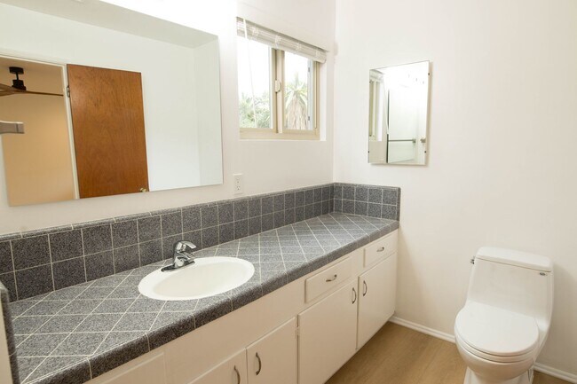 Building Photo - 3 Bedroom 2 Bathroom Home in Mission Canyon