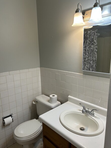 Building Photo - 206 Hickory Dr