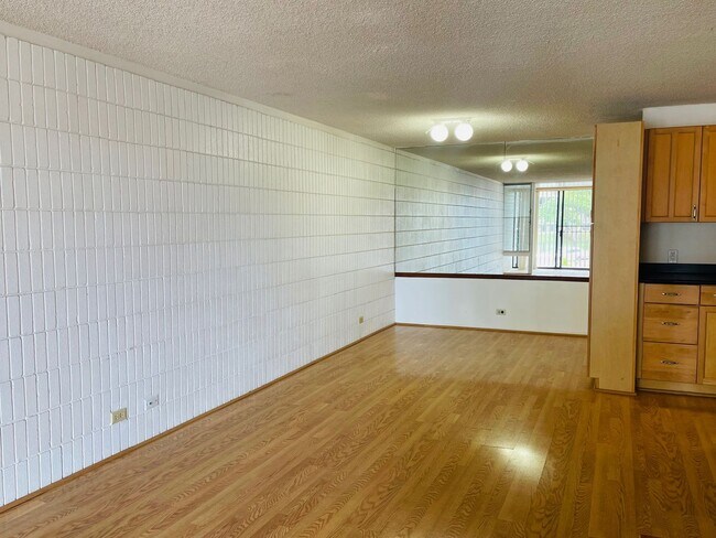 Building Photo - Partly Furnished 3-bedroom, 2-bath condo a...