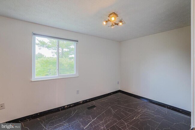 Building Photo - 9 Stillwood Cir