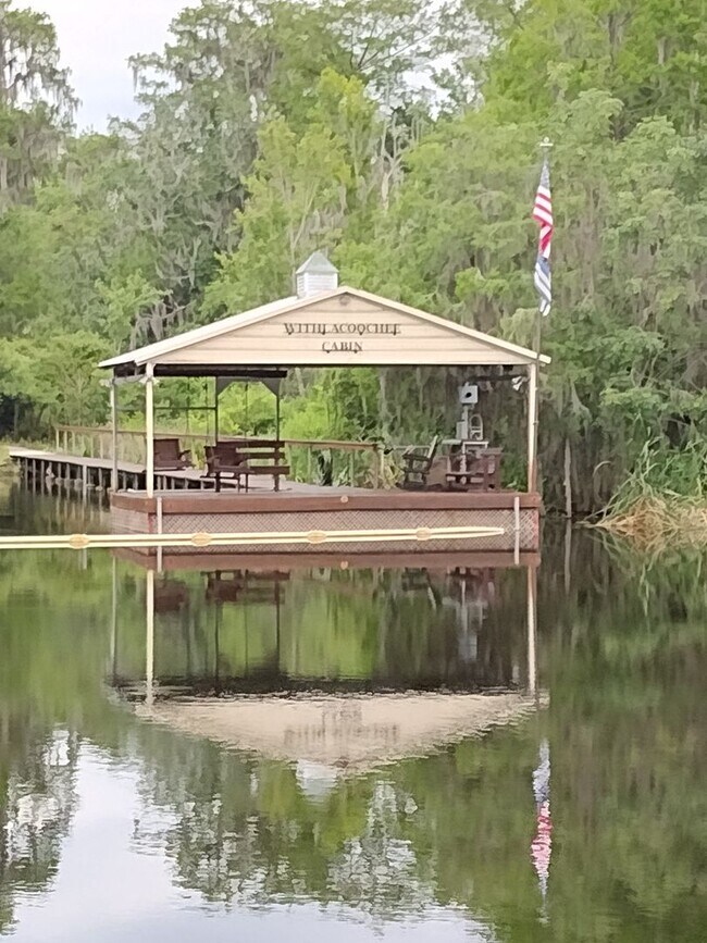 Building Photo - 2 bedroom 2 bathroom Lake House with a bonus room