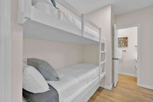 Building Photo - 111 E Hibiscus St
