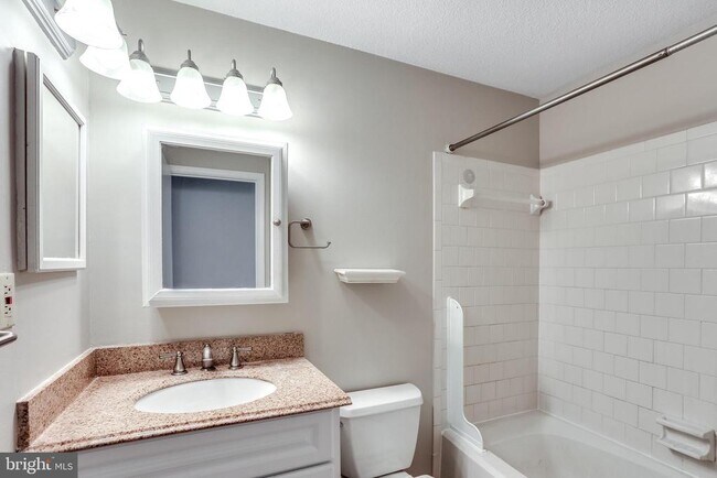 Building Photo - 816 Chadwick Cir