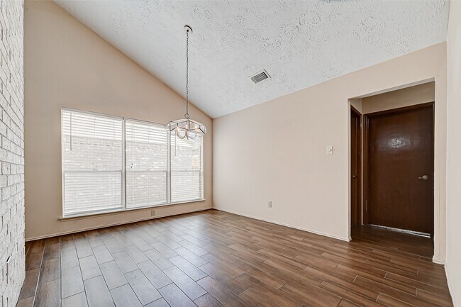 Building Photo - 2102 Creekshire Dr