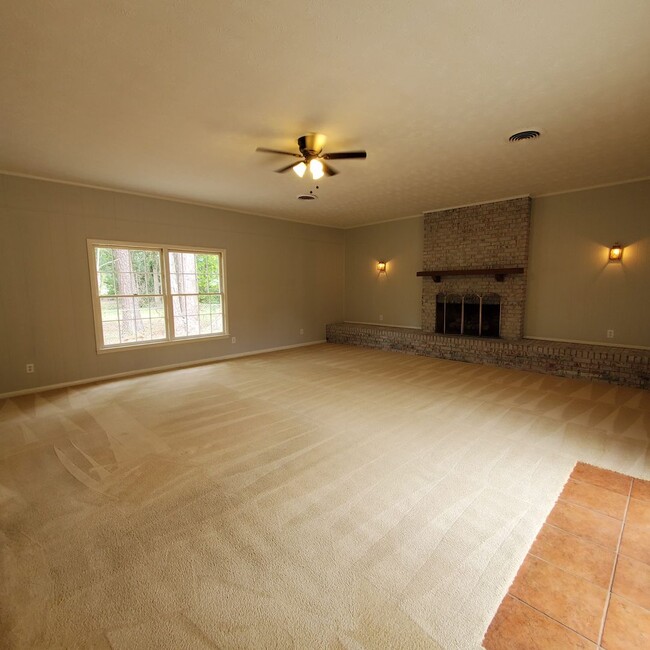 Building Photo - Modern Comforts and Serene Living: Your Ideal Rental Home in Valdosta, Georgia