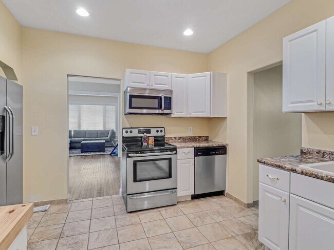 Building Photo - Gorgeous 3 BR FURNISHED Lower-Level Duplex