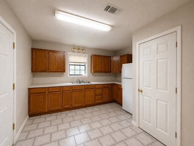 Building Photo - 712 Edgewood Cir