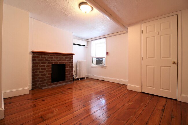Building Photo - Charming 1 BR w/ Great Natural Light!*Avai...