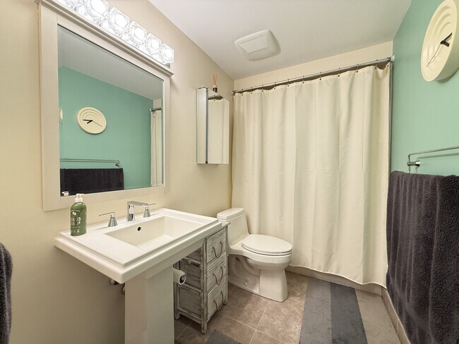 Building Photo - 772 Greenhills Dr