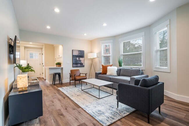 Primary Photo - 2bd/1ba Seattle Home