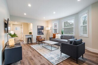 Building Photo - 2bd/1ba Seattle Home