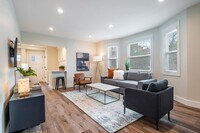 Building Photo - 2bd/1ba Seattle Home