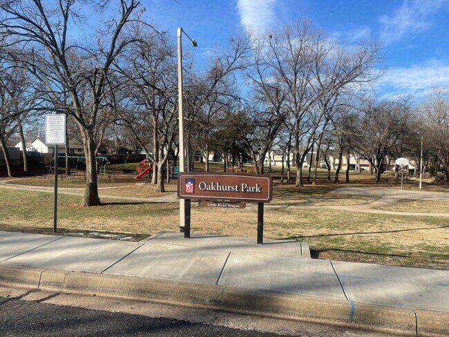 Building Photo - 3 bed 2 bath, 2 car with wood floors, fenc...