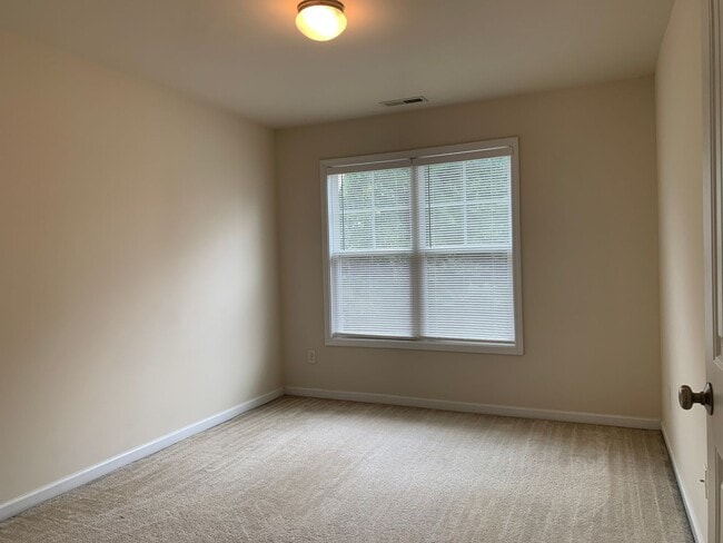 Building Photo - Beautiful 3 Bedroom Townhome in Raleigh near beautiful park! Apply Now!