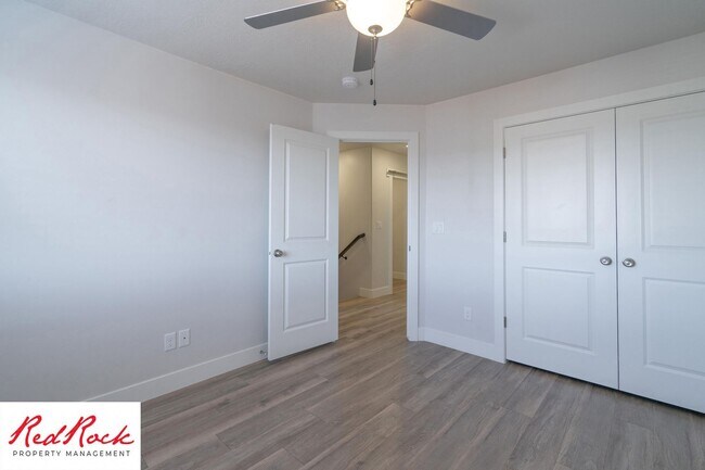 Building Photo - Gorgeous 3 Bedroom Townhome in Washington!