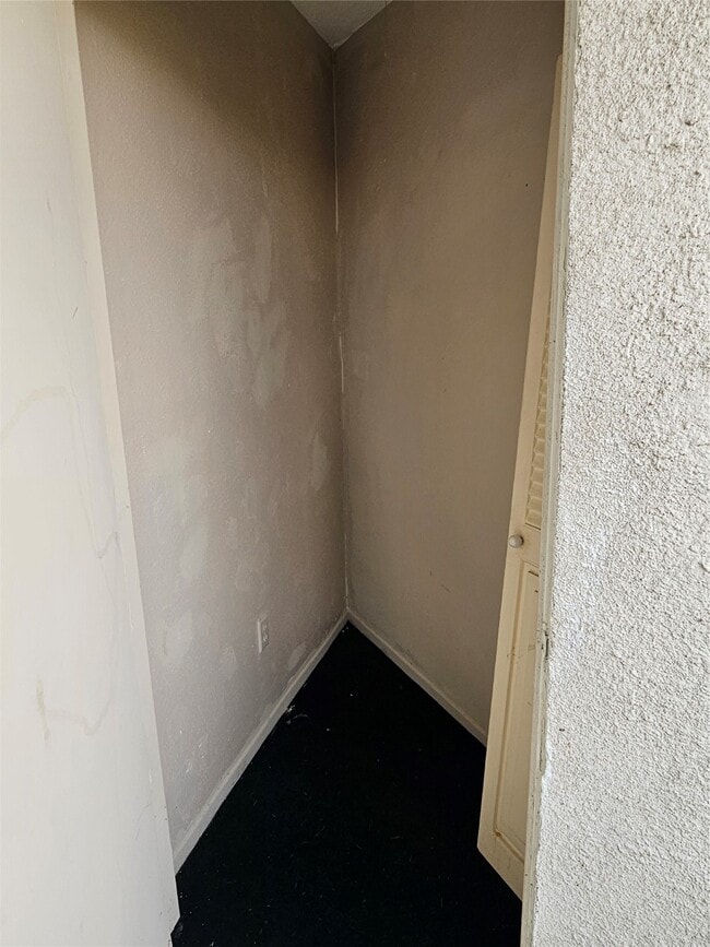 Building Photo - 2822 S Bartell Dr