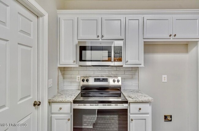 Building Photo - 301 White Oak Dr