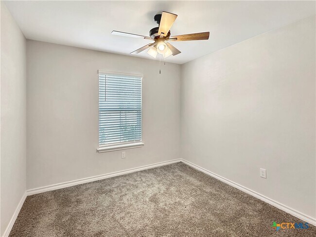 Building Photo - 408 Pebble Creek Run