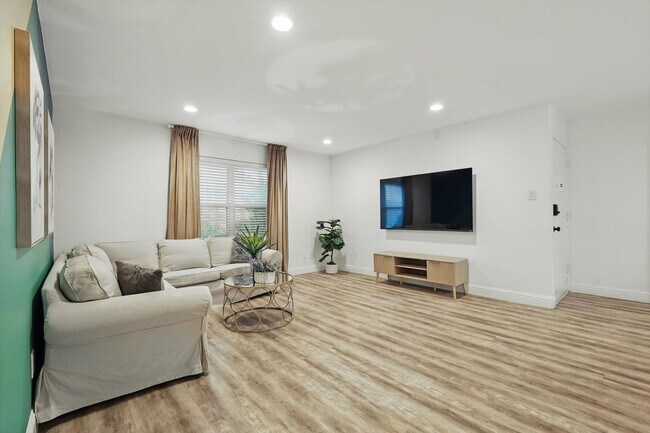 Building Photo - 8083 Meadow Rd