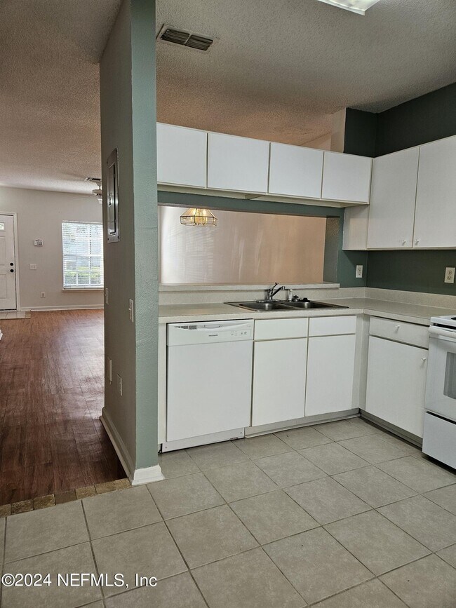 Building Photo - 12311 Kensington Lakes Dr