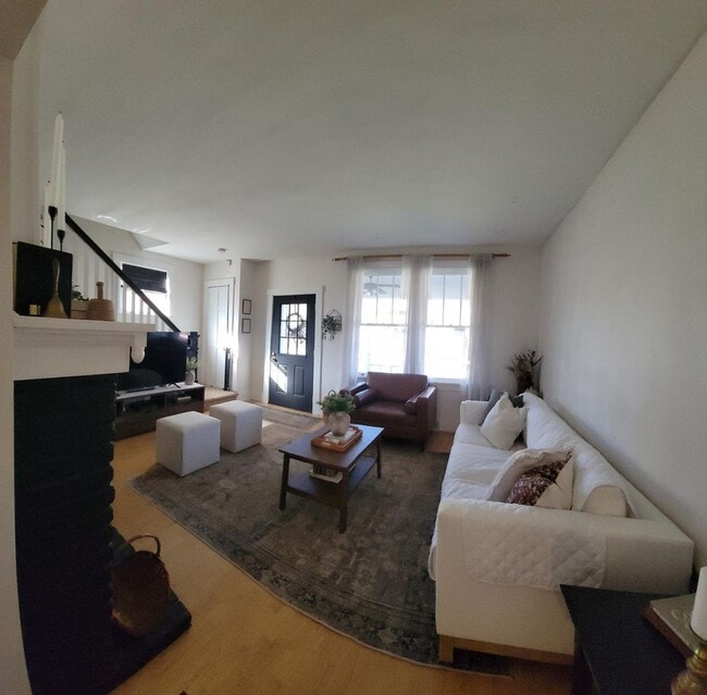 Building Photo - 3-bedroom, 1-bathroom home located on the picturesque Neville Island, PA.