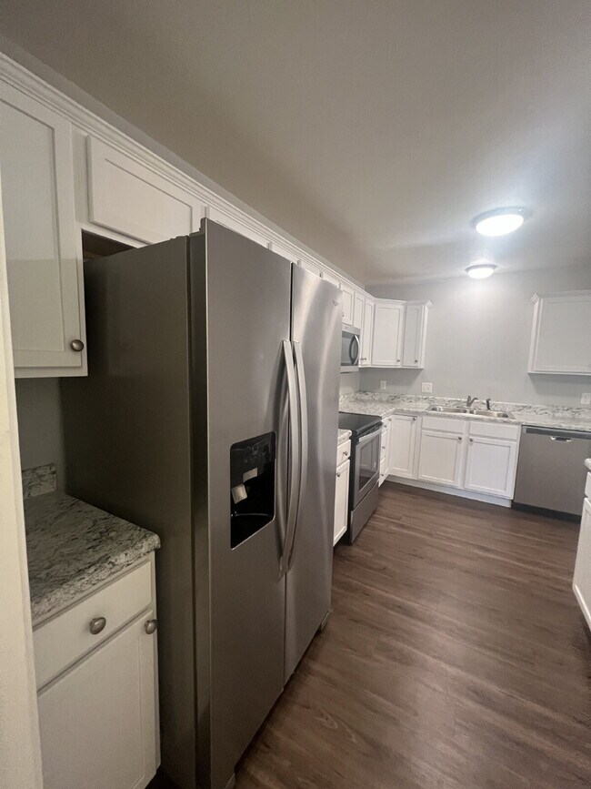 Building Photo - 3BR/2.5BA Townhouse Move-in Special**