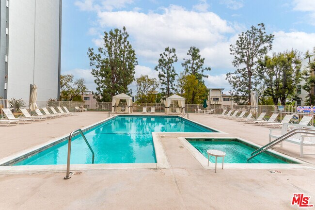 Building Photo - 100 S Doheny Dr