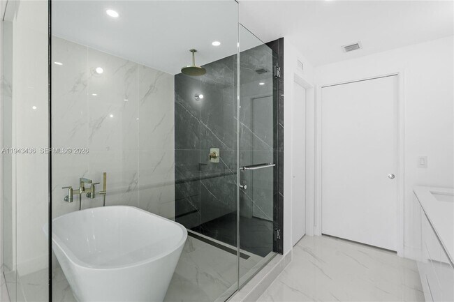 Building Photo - 700 NE 24th St