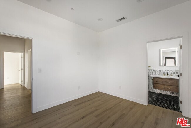 Building Photo - 2651 Vineyard Ave