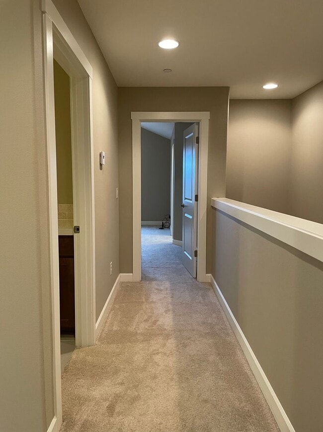 Building Photo - LUXURY 4 BD TOWNHOME! GATED PARKER VILLAGE...