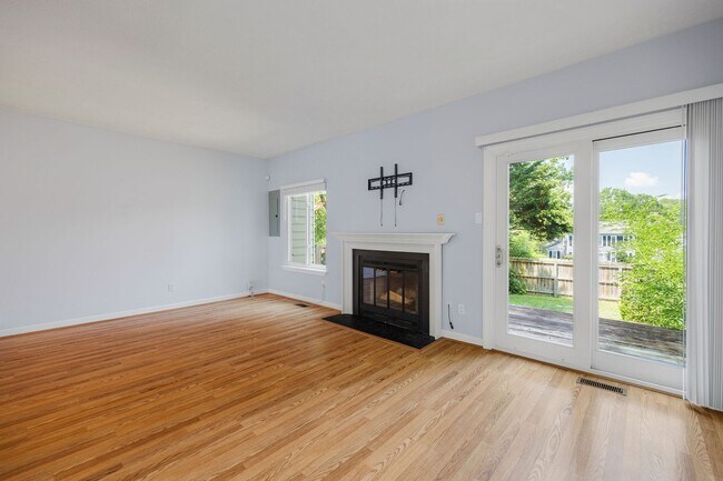 Building Photo - Charming 2 Bedroom/1 Bath Townhome in Henrico ***Available Early September***