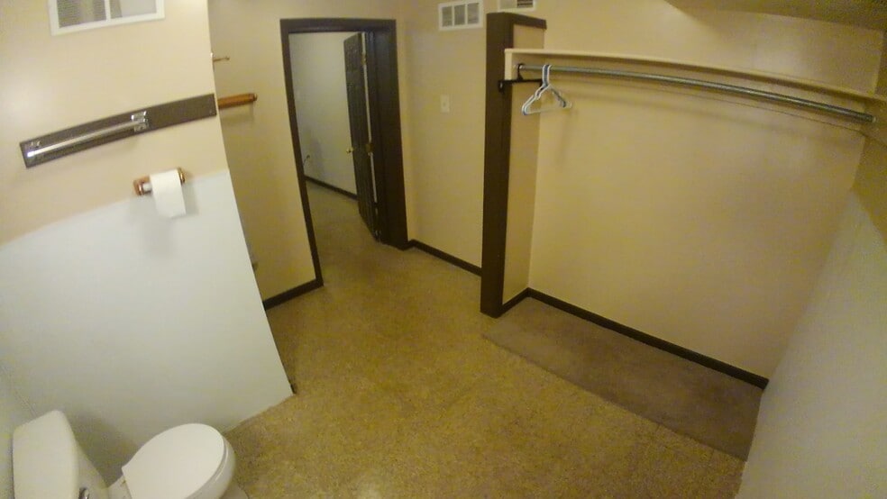 Lower bedroom - 941 Ann St