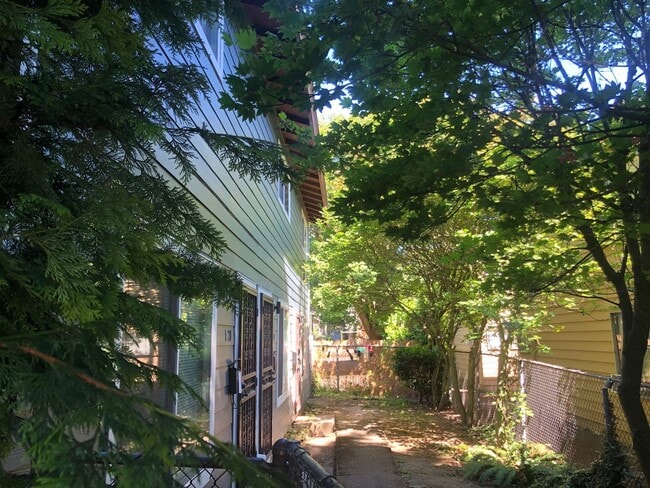 Building Photo - becju03