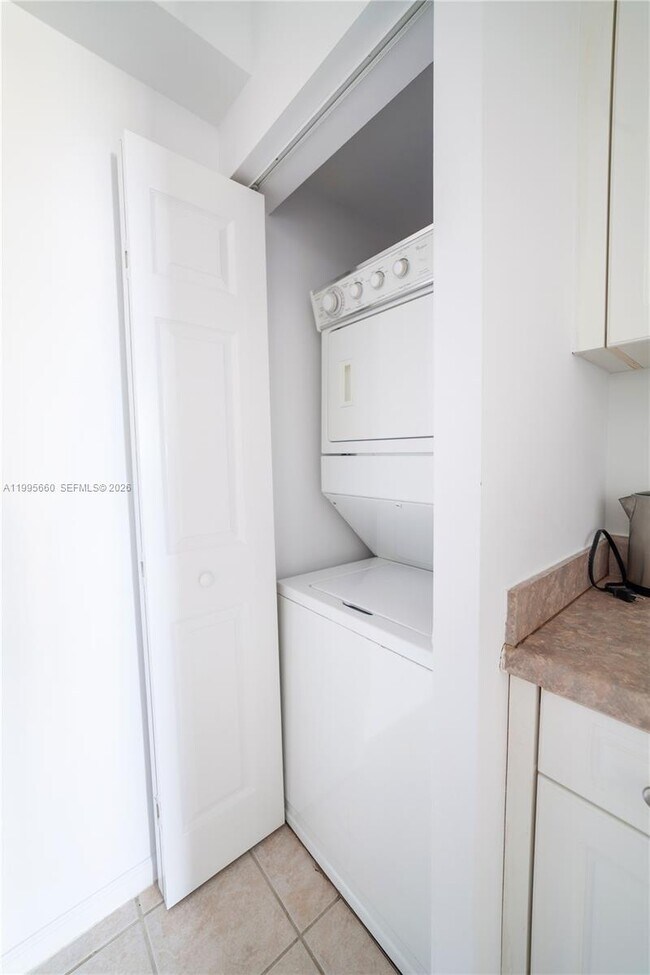 Building Photo - 17100 N Bay Rd