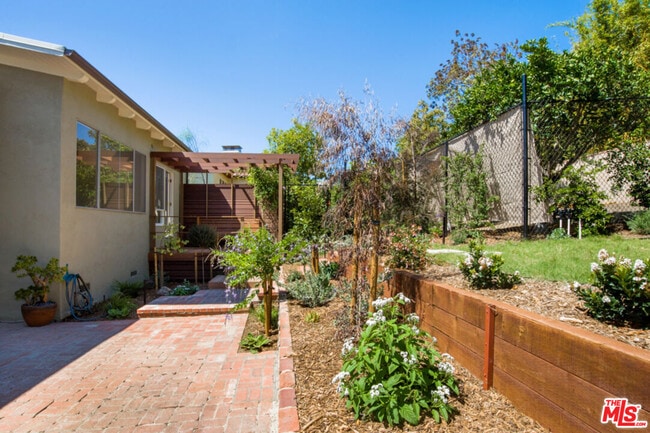 Building Photo - 694 San Lorenzo St