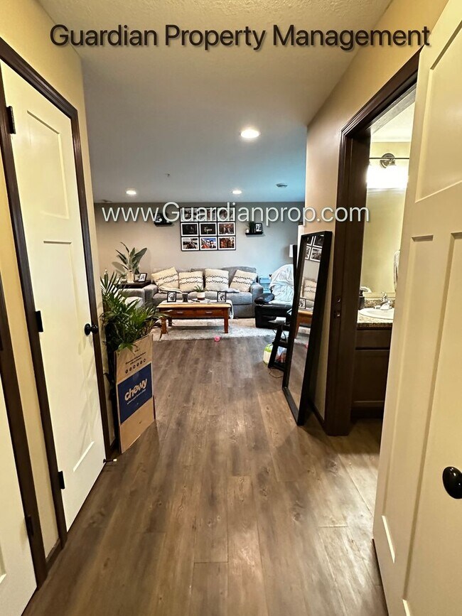 Building Photo - Lakeville End unit Town Home, Avail December, Two Car Garage, Dishwasher, W/D, 2.5 Baths