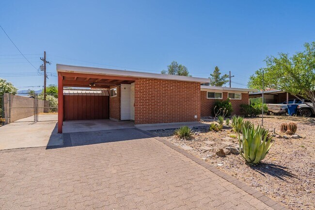 Building Photo - 3 bed/2bath home with large backyard.