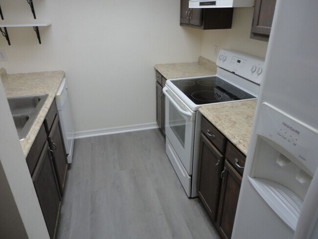 Building Photo - Rockwood Villas