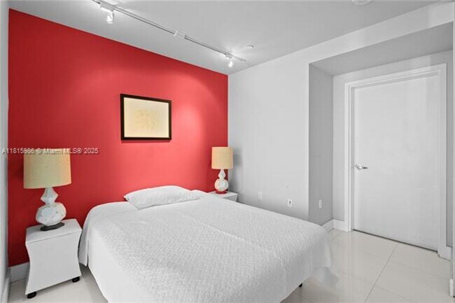 Building Photo - 900 Biscayne Blvd