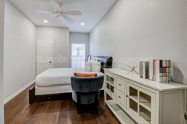 Building Photo - 921 Kern St