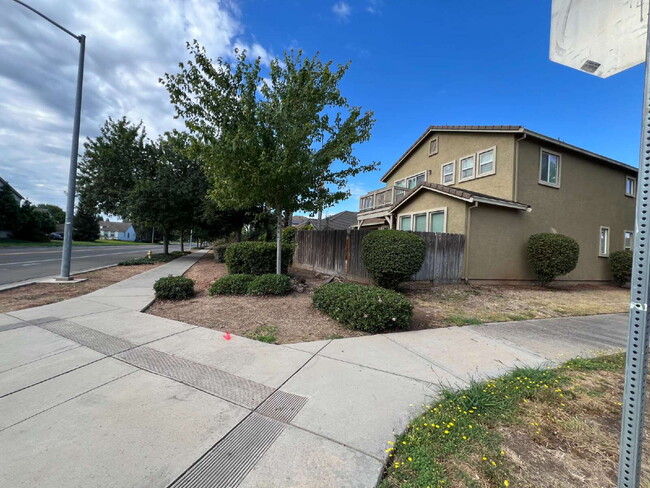 Building Photo - "Spacious 4-Bedroom Haven in Merced with 3 Full Baths & Elegant Granite Countertops!"