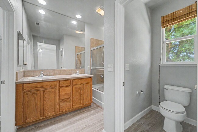 Building Photo - 4 bedroom 2 bath home located in Yuba City
