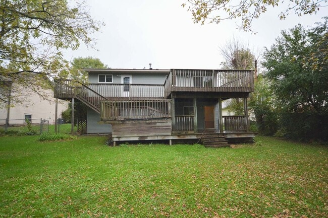Building Photo - Great 4br home with large fenced yard in q...